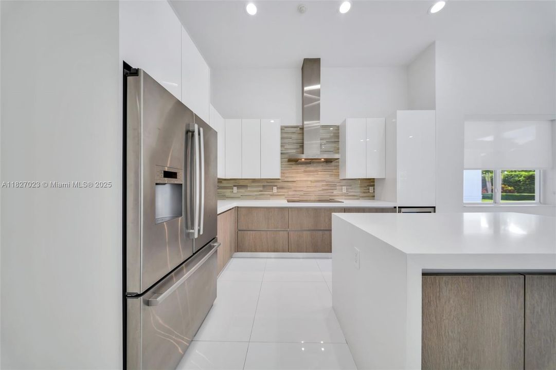 Под контрактом: $9,900 (5 спален, 4 ванн, 3322 Квадратных фут)