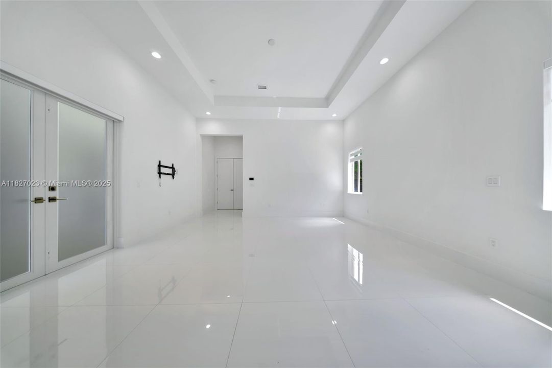 Под контрактом: $9,900 (5 спален, 4 ванн, 3322 Квадратных фут)