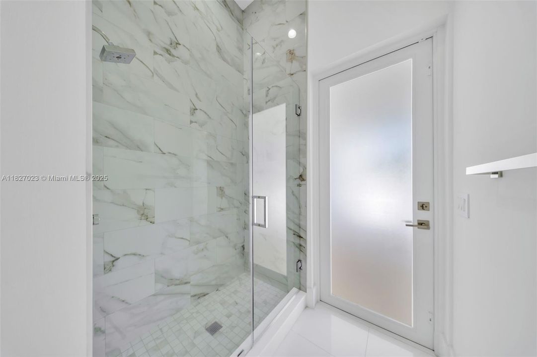 Под контрактом: $9,900 (5 спален, 4 ванн, 3322 Квадратных фут)