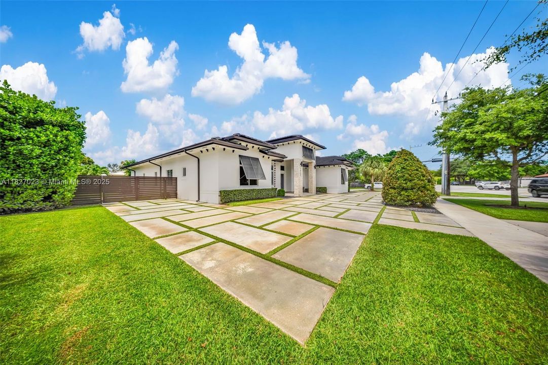 Под контрактом: $9,900 (5 спален, 4 ванн, 3322 Квадратных фут)