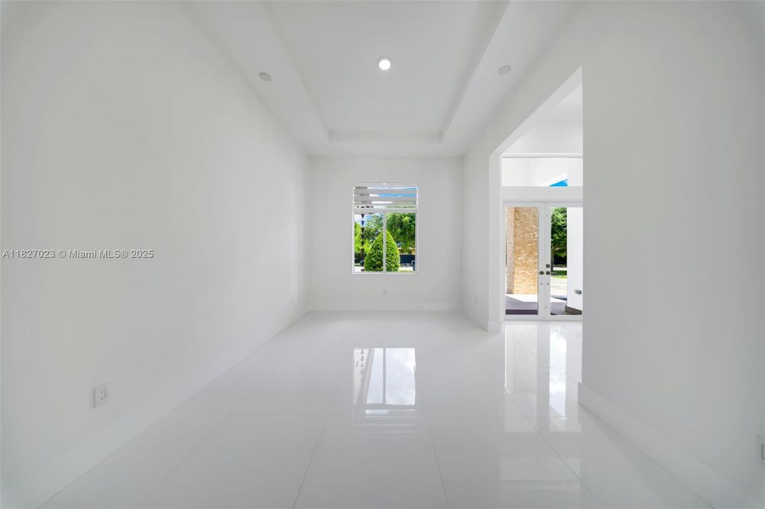 Под контрактом: $9,900 (5 спален, 4 ванн, 3322 Квадратных фут)