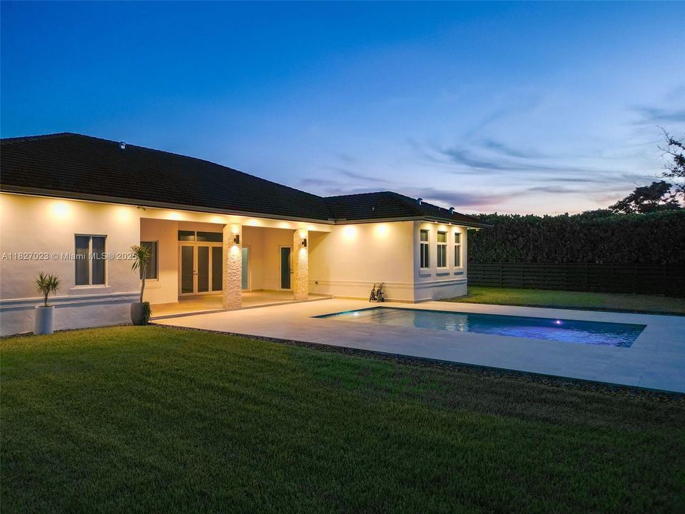 Под контрактом: $9,900 (5 спален, 4 ванн, 3322 Квадратных фут)