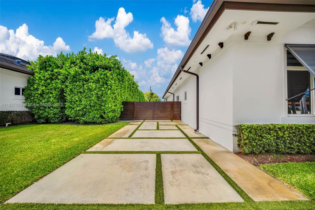 Под контрактом: $9,900 (5 спален, 4 ванн, 3322 Квадратных фут)