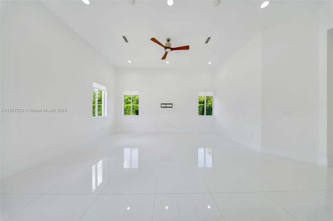 Под контрактом: $9,900 (5 спален, 4 ванн, 3322 Квадратных фут)