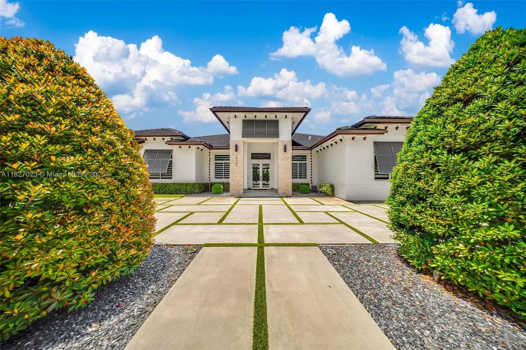 Под контрактом: $9,900 (5 спален, 4 ванн, 3322 Квадратных фут)