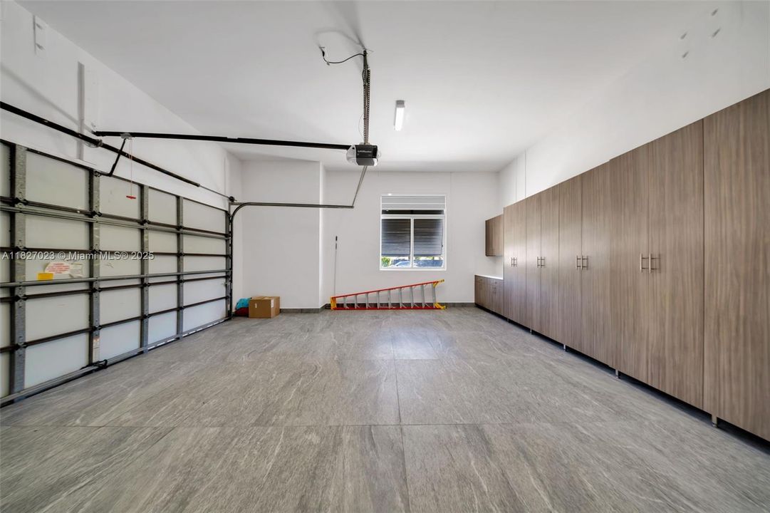 Под контрактом: $9,900 (5 спален, 4 ванн, 3322 Квадратных фут)