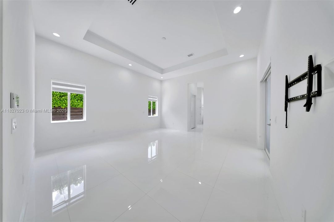 Под контрактом: $9,900 (5 спален, 4 ванн, 3322 Квадратных фут)