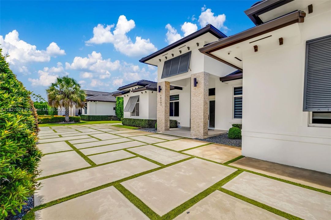 Под контрактом: $9,900 (5 спален, 4 ванн, 3322 Квадратных фут)