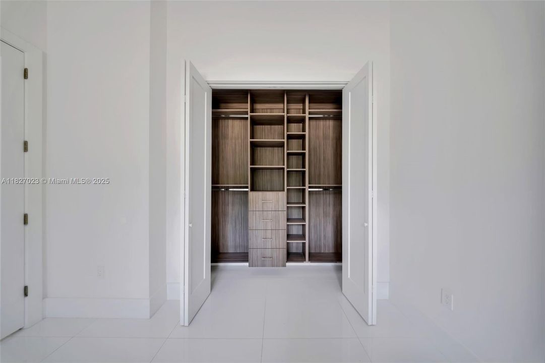 Под контрактом: $9,900 (5 спален, 4 ванн, 3322 Квадратных фут)