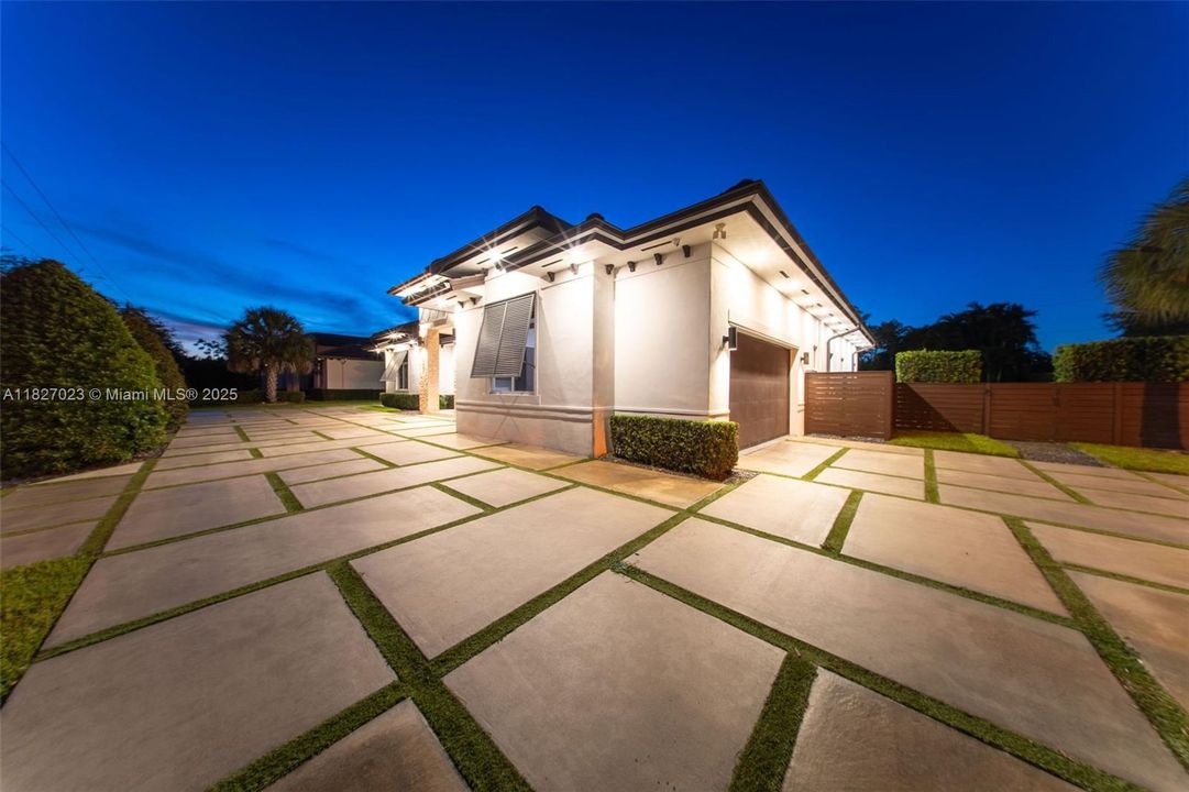 Под контрактом: $9,900 (5 спален, 4 ванн, 3322 Квадратных фут)