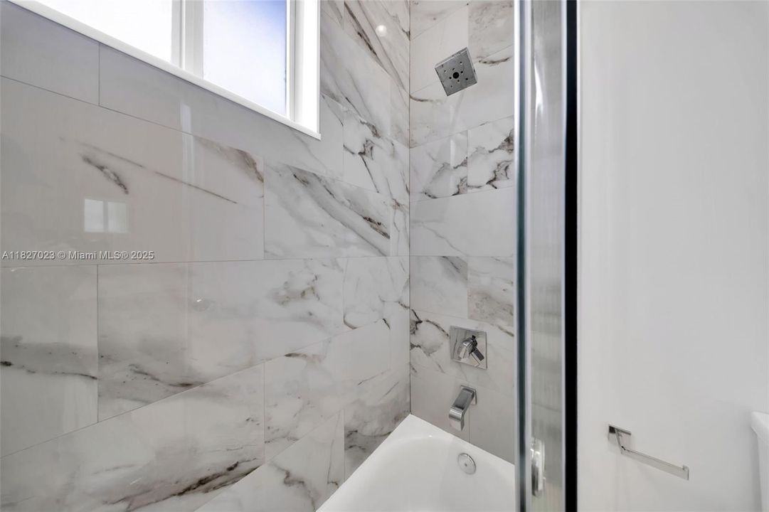 Под контрактом: $9,900 (5 спален, 4 ванн, 3322 Квадратных фут)