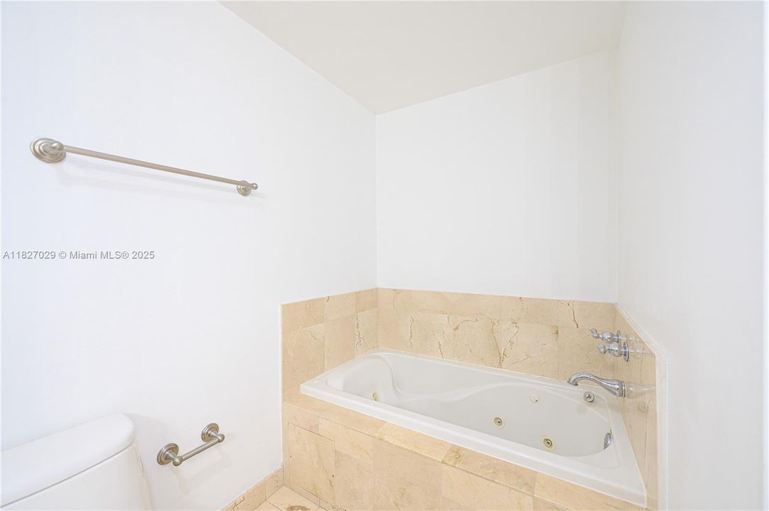 Vendido Recientemente: $580,000 (2 camas, 2 baños, 1114 Pies cuadrados)