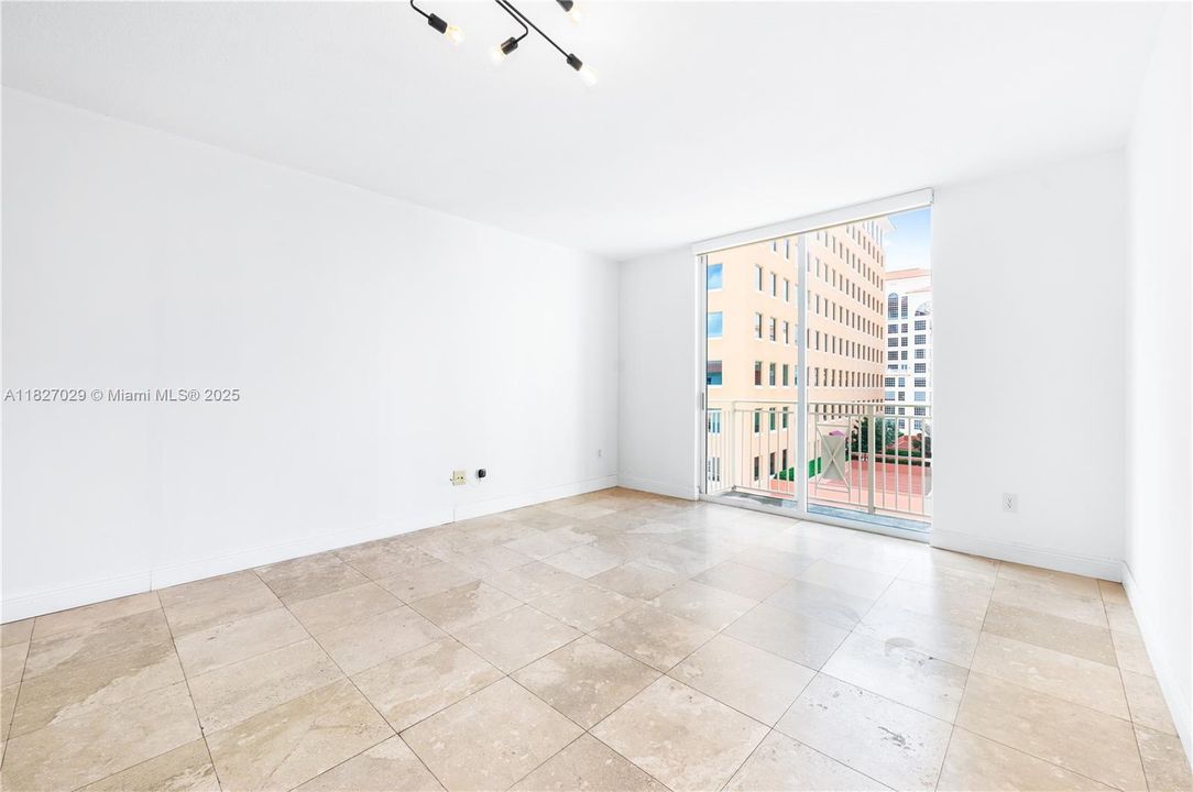 Vendido Recientemente: $580,000 (2 camas, 2 baños, 1114 Pies cuadrados)