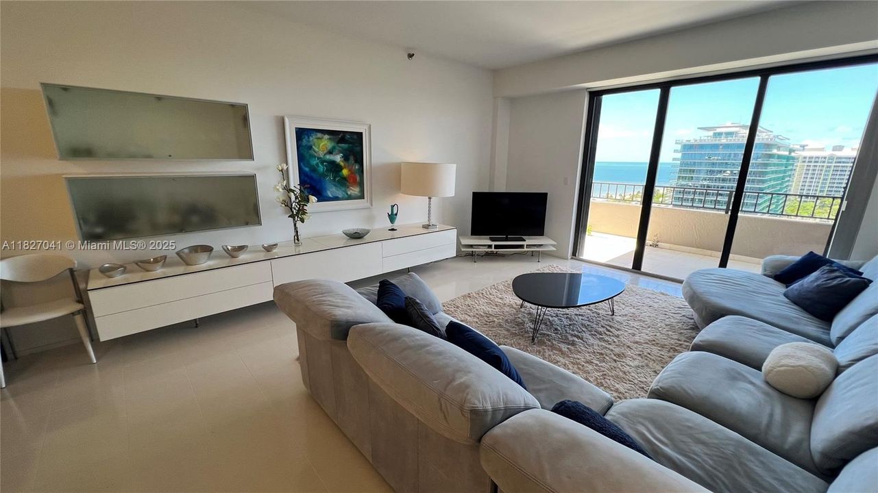 Recently Rented: $10,000 (3 beds, 3 baths, 2176 Square Feet)