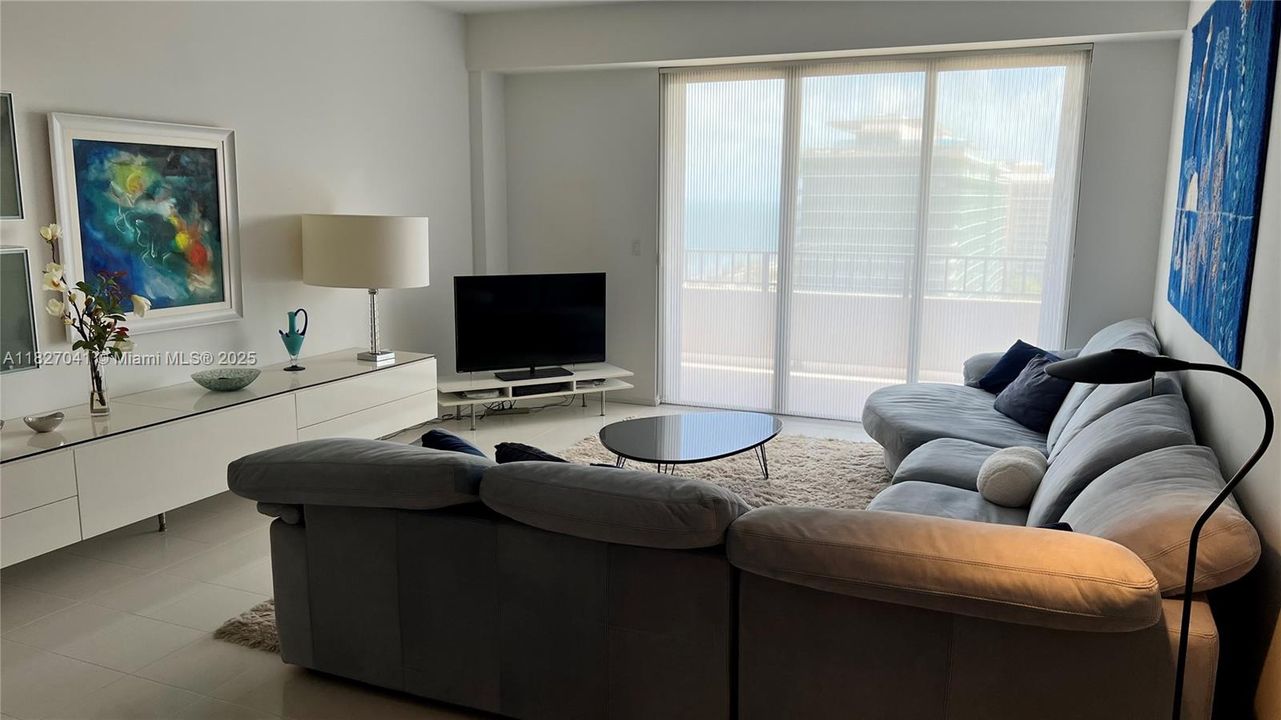 Recently Rented: $10,000 (3 beds, 3 baths, 2176 Square Feet)