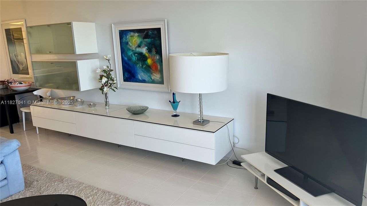 Recently Rented: $10,000 (3 beds, 3 baths, 2176 Square Feet)