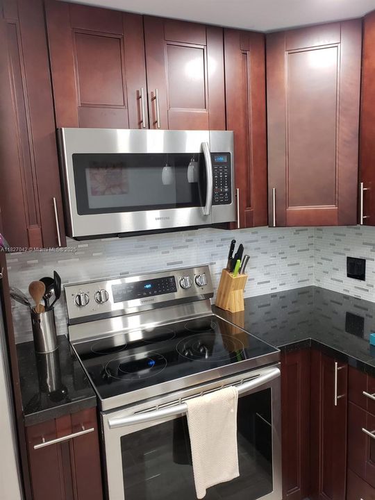 For Sale: $265,000 (2 beds, 2 baths, 1092 Square Feet)