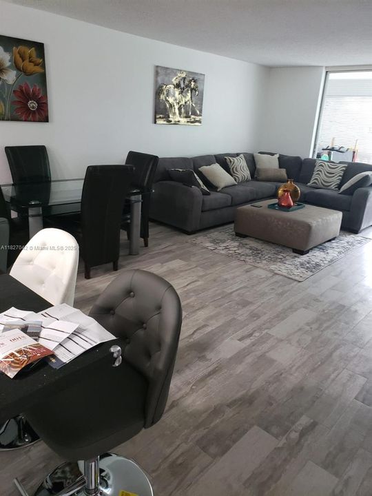 For Sale: $265,000 (2 beds, 2 baths, 1092 Square Feet)