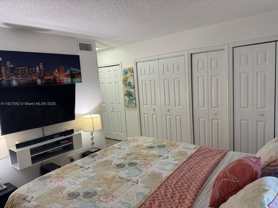 For Sale: $265,000 (2 beds, 2 baths, 1092 Square Feet)