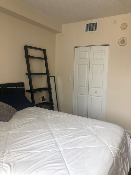 For Sale: $320,000 (1 beds, 1 baths, 778 Square Feet)