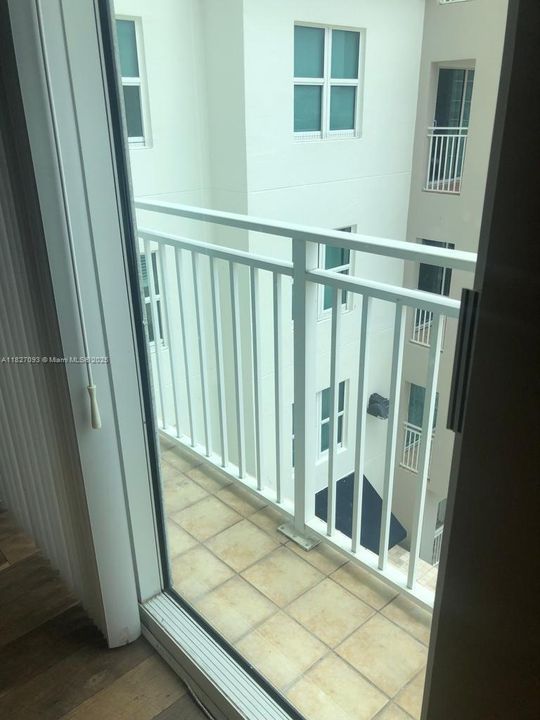 For Sale: $320,000 (1 beds, 1 baths, 778 Square Feet)