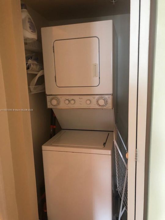 For Sale: $320,000 (1 beds, 1 baths, 778 Square Feet)