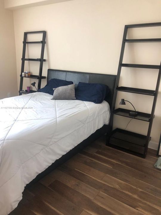 For Sale: $320,000 (1 beds, 1 baths, 778 Square Feet)