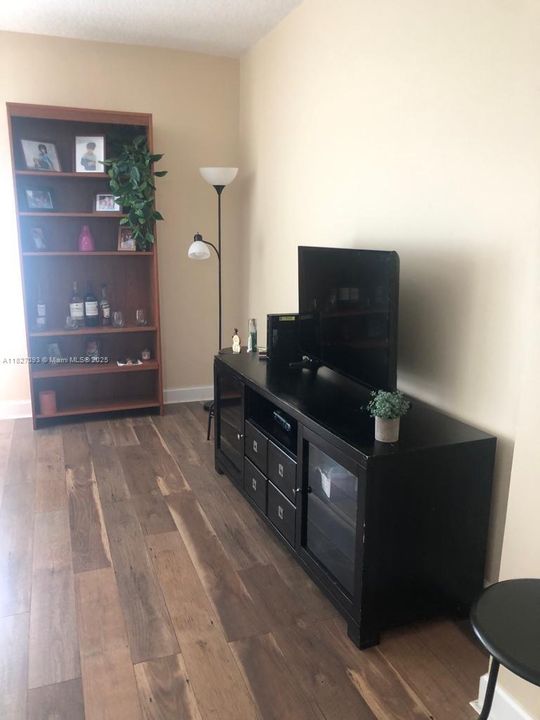 For Sale: $320,000 (1 beds, 1 baths, 778 Square Feet)