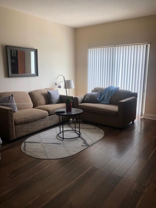 For Sale: $320,000 (1 beds, 1 baths, 778 Square Feet)