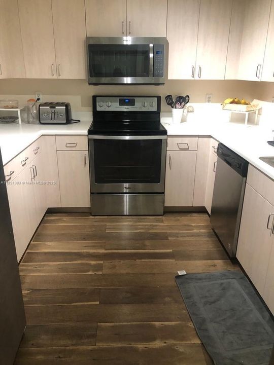 For Sale: $320,000 (1 beds, 1 baths, 778 Square Feet)