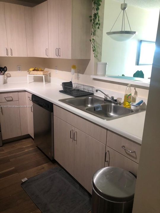 For Sale: $320,000 (1 beds, 1 baths, 778 Square Feet)