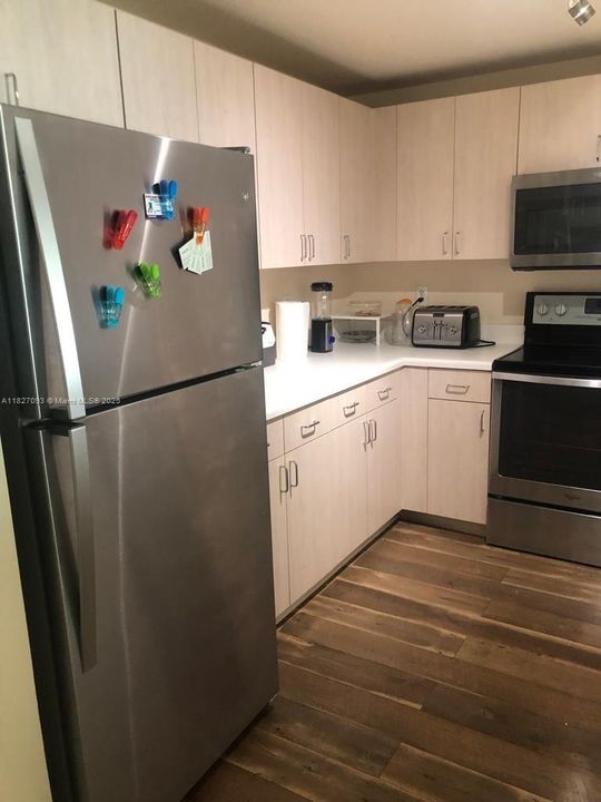 For Sale: $320,000 (1 beds, 1 baths, 778 Square Feet)