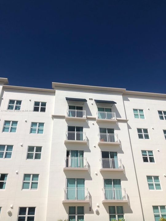 For Sale: $320,000 (1 beds, 1 baths, 778 Square Feet)