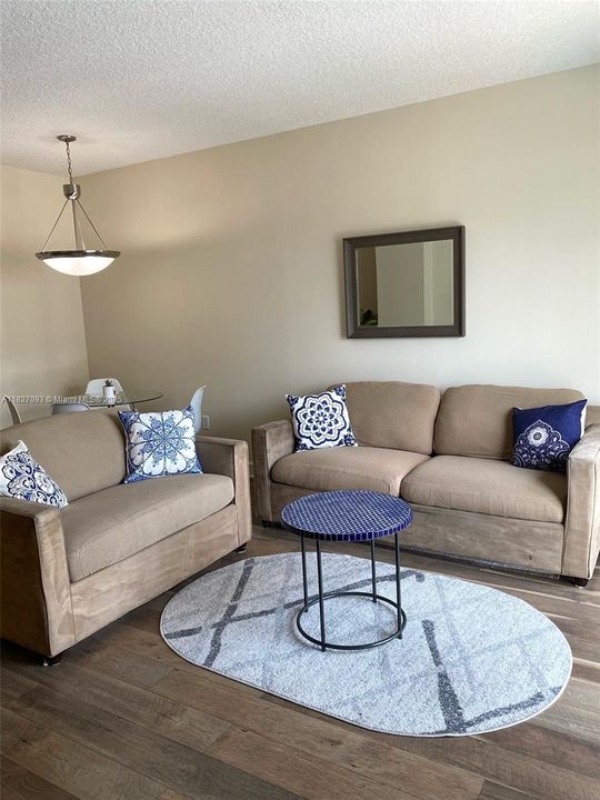 For Sale: $320,000 (1 beds, 1 baths, 778 Square Feet)