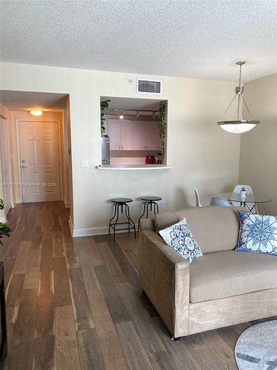 For Sale: $320,000 (1 beds, 1 baths, 778 Square Feet)