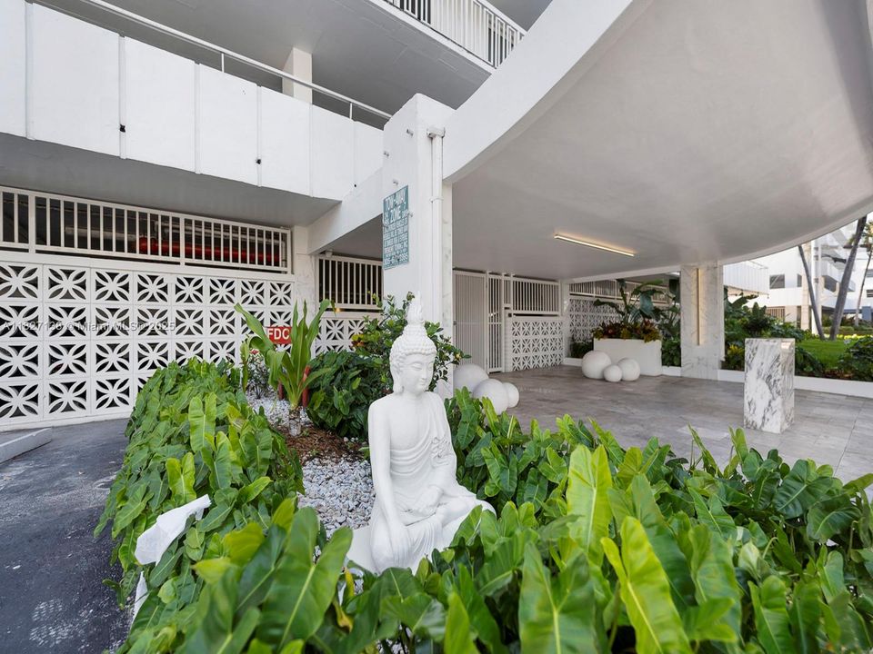 For Sale: $435,000 (1 beds, 1 baths, 659 Square Feet)