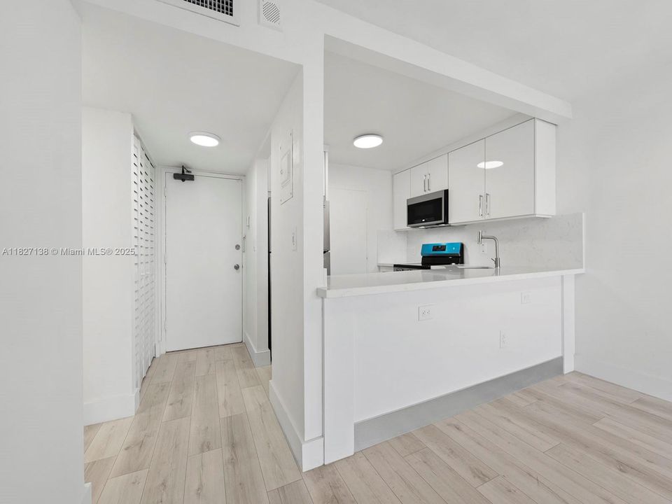 For Sale: $435,000 (1 beds, 1 baths, 659 Square Feet)