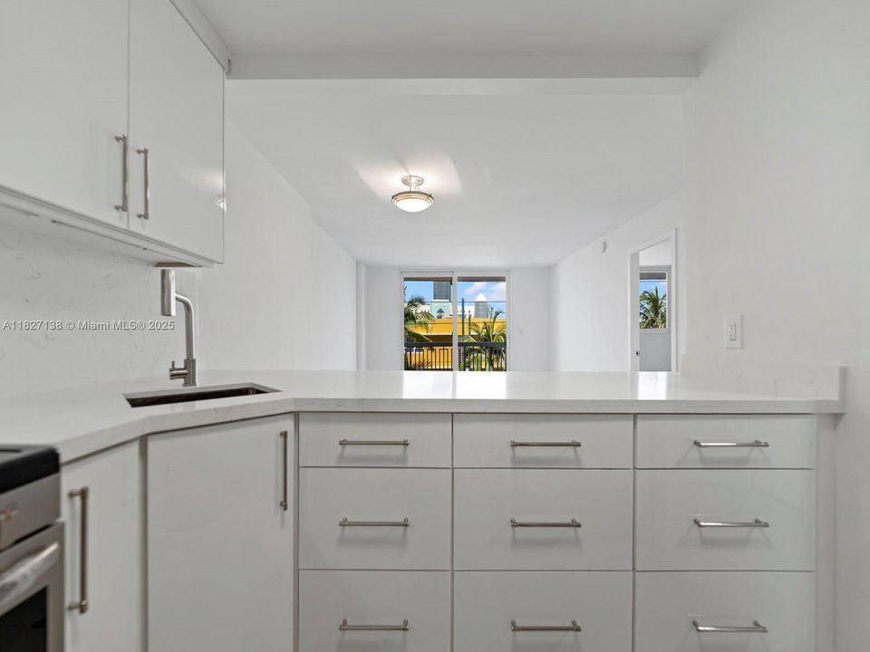 For Sale: $435,000 (1 beds, 1 baths, 659 Square Feet)