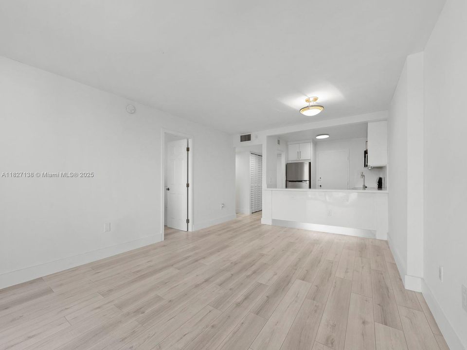 For Sale: $435,000 (1 beds, 1 baths, 659 Square Feet)