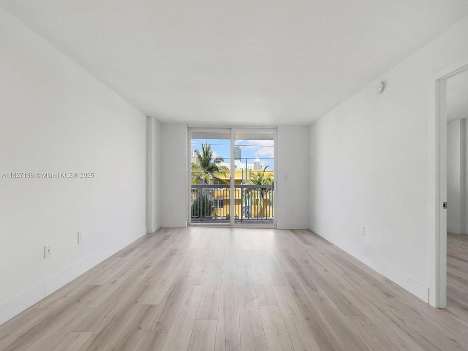 For Sale: $435,000 (1 beds, 1 baths, 659 Square Feet)