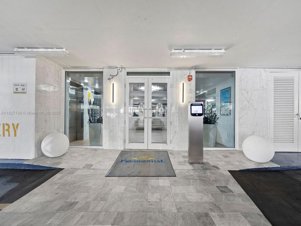 For Sale: $435,000 (1 beds, 1 baths, 659 Square Feet)