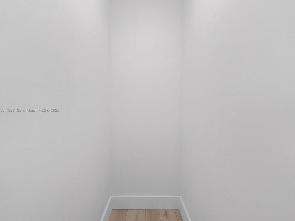 For Sale: $435,000 (1 beds, 1 baths, 659 Square Feet)