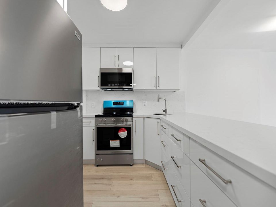 For Sale: $435,000 (1 beds, 1 baths, 659 Square Feet)