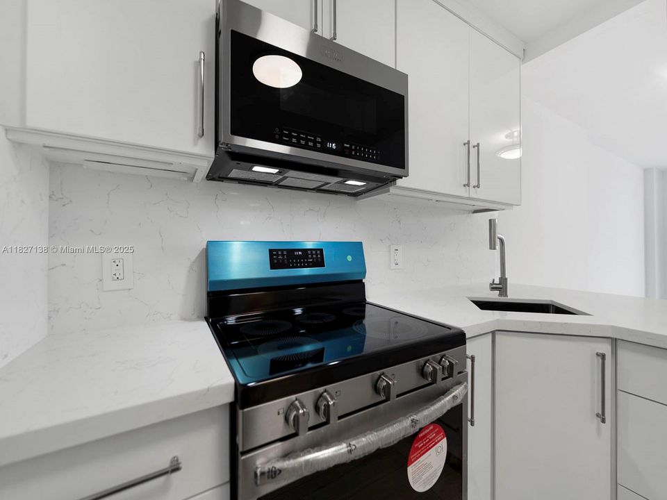 For Sale: $435,000 (1 beds, 1 baths, 659 Square Feet)