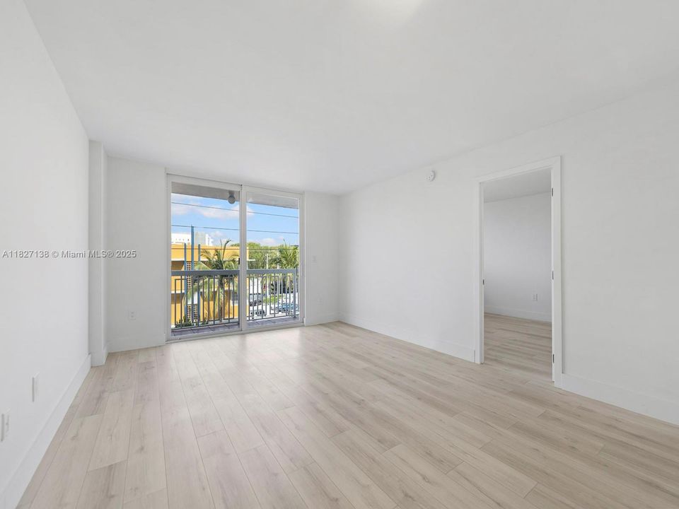 For Sale: $435,000 (1 beds, 1 baths, 659 Square Feet)