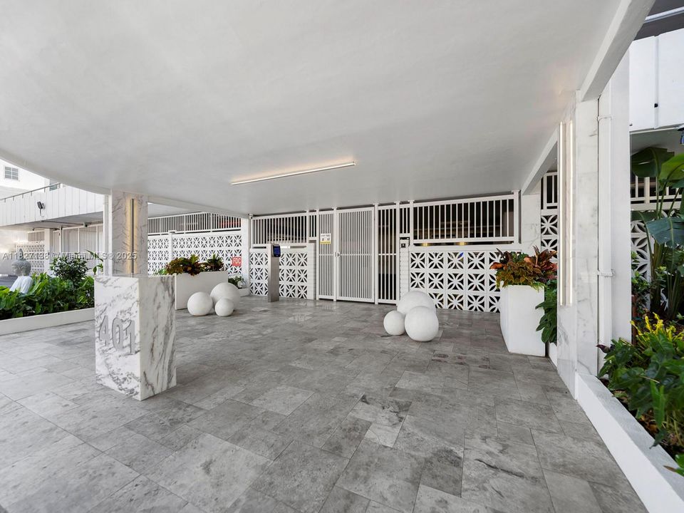 For Sale: $435,000 (1 beds, 1 baths, 659 Square Feet)