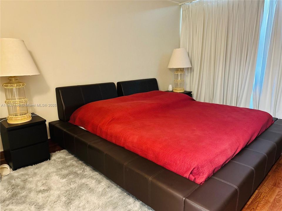 待售: $265,000 (1 贝兹, 1 浴室, 940 平方英尺)