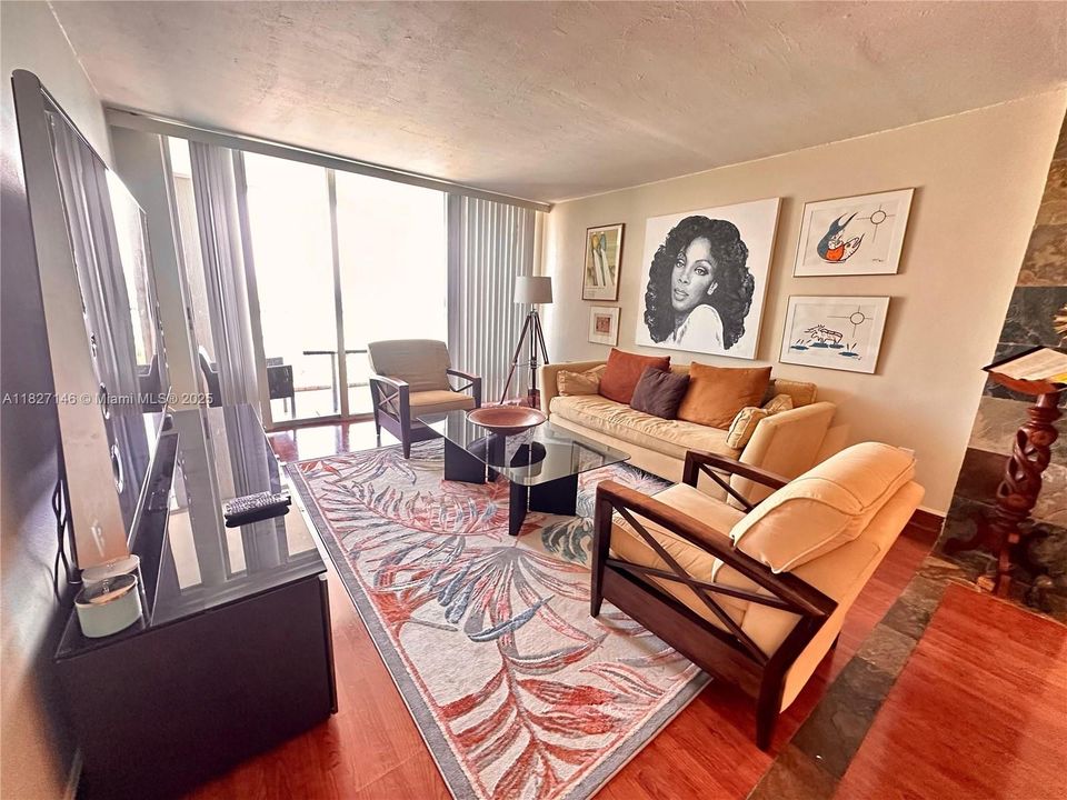 待售: $265,000 (1 贝兹, 1 浴室, 940 平方英尺)