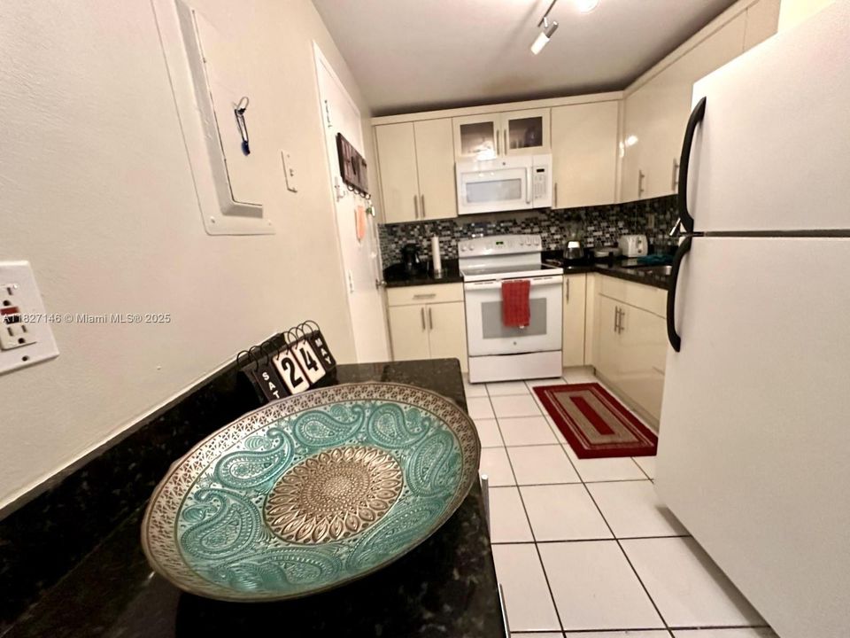 待售: $265,000 (1 贝兹, 1 浴室, 940 平方英尺)