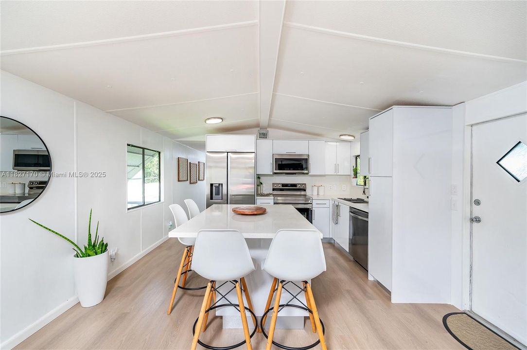 待售: $685,000 (2 贝兹, 1 浴室, 729 平方英尺)